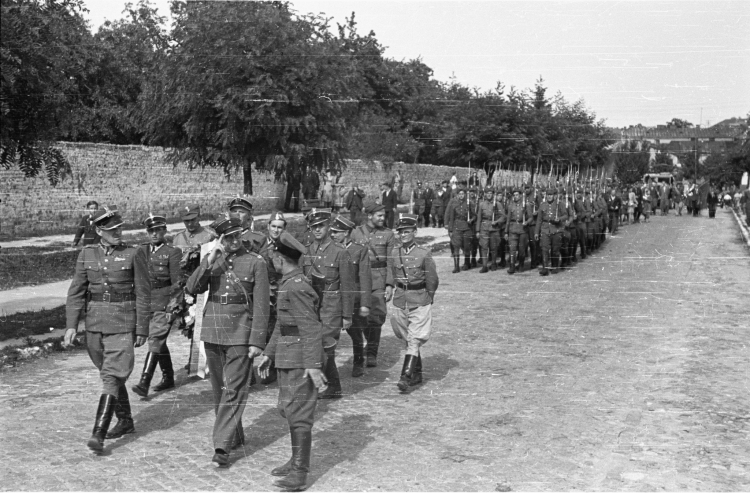Kielce, 1946-07-08. Pogrzeb ofiar pogromu kieleckiego. Fot. PAP/Jerzy Baranowski