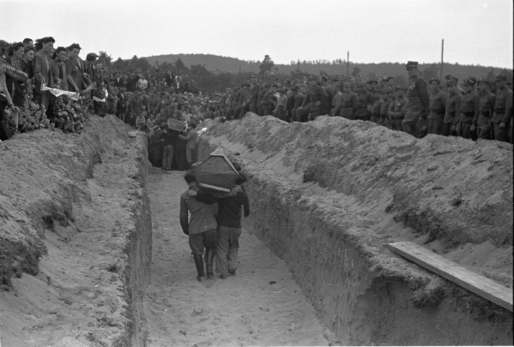 Kielce, 1946-07-08. Pogrzeb ofiar pogromu kieleckiego. Fot. PAP/Jerzy Baranowski 