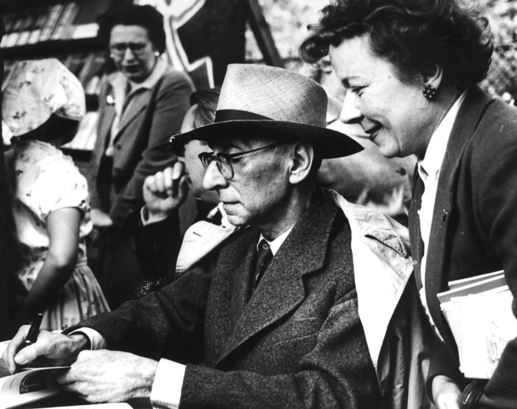 Polska, 1957. Antoni Słonimski (C) podpisujący książki. Fot. PAP/Jan Tymiński