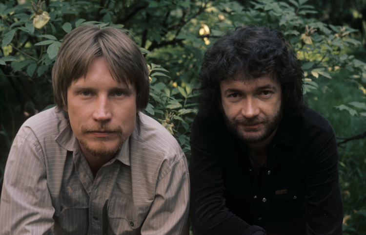 Polska lata 70. Marek Tomaszewski (L) i Wacław Kisielewski - duet fortepianowy Marek i Wacek. Fot. PAP/Jan Bortkiewicz 