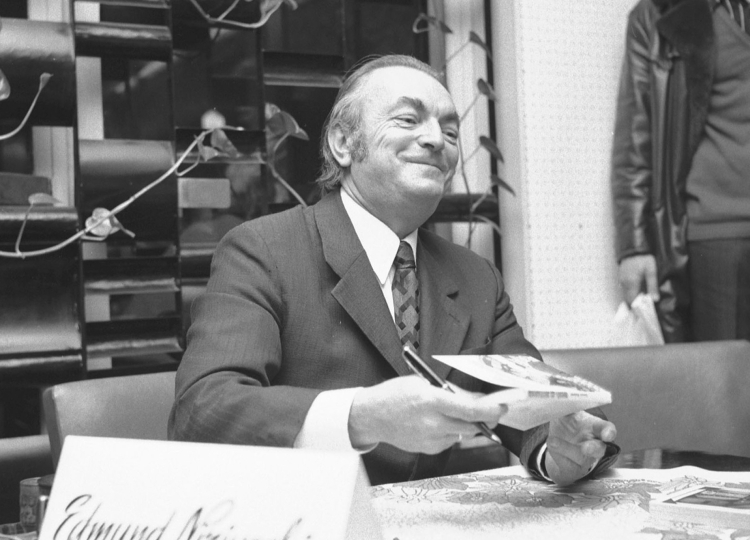 Warszawa, 10.1975. Prozaik , scenarzysta , dramaturg Edmund Niziurski podpisuje swoje książki. Fot. PAP/Andrzej Rybczyński