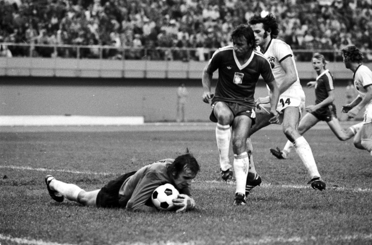 Kanada, Montreal 31.07.1976. Igrzyska Olimpijskie. Mecz finałowy Polska - NRD. Polska drużyna zdobyła srebrny medal. Nz. polski zawodnik Zygmunt Maszczyk (C) Fot. PAP/CAF Zbigniew Matuszewski