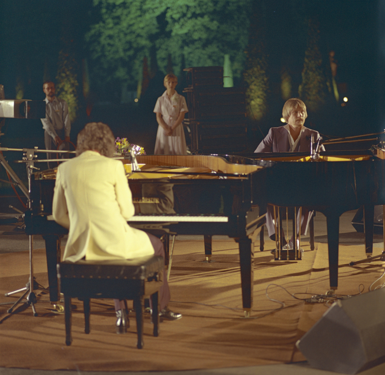 Duet fortepianowy Marek i Wacek, czyli Marek Tomaszewski i Wacław Kisielewski podczas koncertu w 1978 roku. Fot. PAP/PAI/Jan Morek