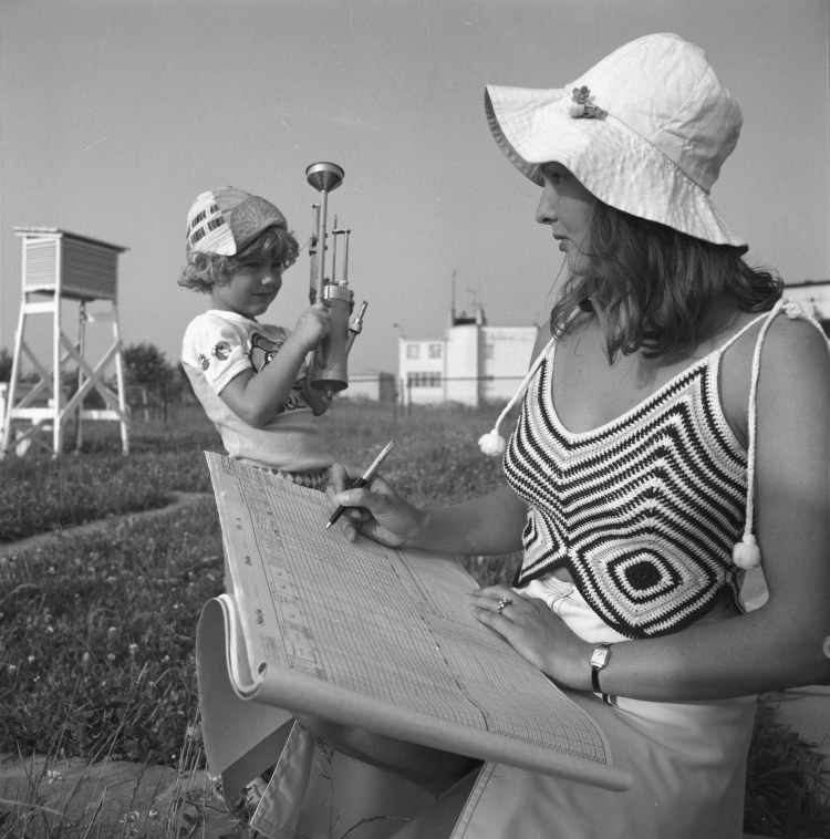 Kętrzyn 23.06.1978 r. Stacja Meteorologiczna IMiGW (Instytut Meteorologii i Gospodarki Wodnej). Starsza obserwatorka Anna Wiśniewska zapisuje wyniki obserwacji w dzienniku synoptycznym. Fot. PAP/Stanisław Moroz