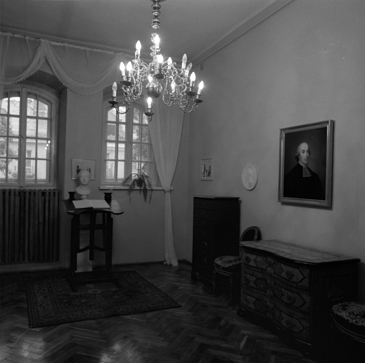 Muzeum im. Johanna Gottfrieda Herdera - Oddział Muzeum Warmii i Mazur w Olsztynie mieści się w Pałacu rodu zu Dohna (Pałac Dohnów). Nz. fragment ekspozycji, m.in. portret Johanna Gottfrieda von Herdera (P), niemieckiego filozofa, pastora, pisarza, obywatela Morąga, 1980 r. Fot. PAP/Irena Jarosińska