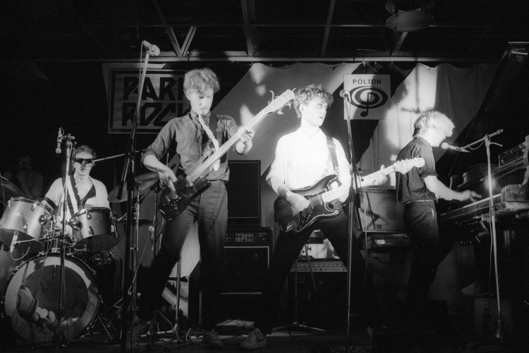 Poznań maj 1983. Rock w Arenie. Koncert muzyki rockowej w Hali Widowiskowo-Sportowej Arena. Na scenie zespół Republika, od lewej: perkusista Sławomir Ciesielski, basista Paweł Kuczyński, gitarzysta Zbigniew Krzywański, lider, wokalista, muzyk Grzegorz Ciechowski. Fot. PAP/Longin Wawrynkiewicz 
