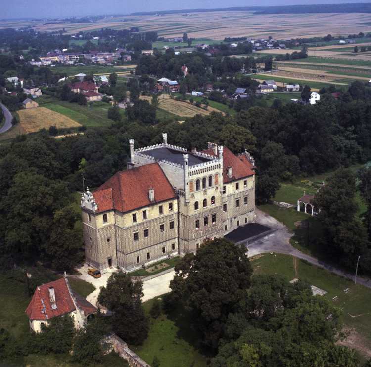 Pałac Mirów, rezydencja Myszkowskich zbudowana w XVI wieku, częściowo nadbudowana w XIX wieku, 1986 r. Fot. PAP/Ireneusz Sobieszczuk Leszek Wróblewski