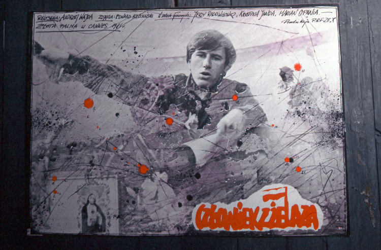 Plakat filmowy "Człowiek z Żelaza". Fot. PAP/Maciej Belina Brzozowski