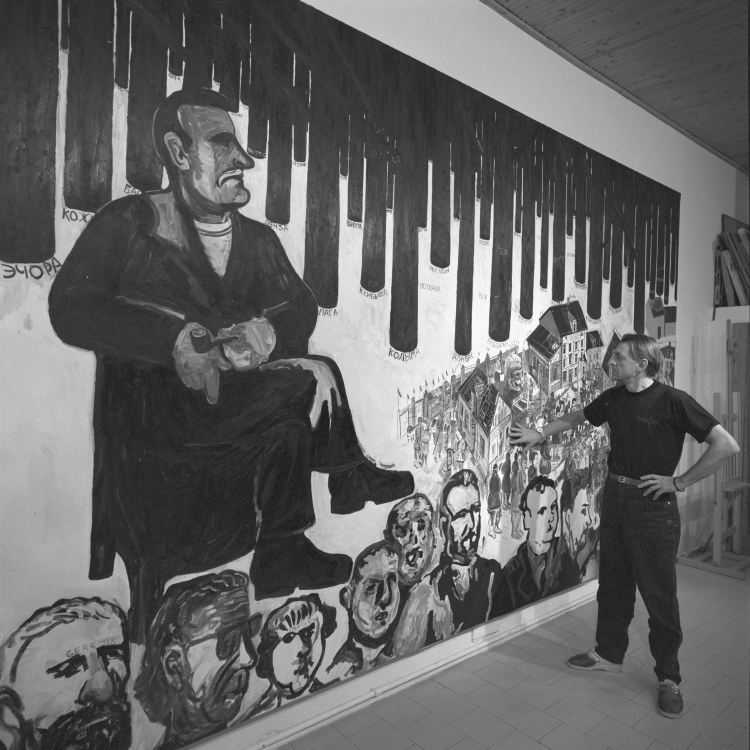 Edward Dwurnik w swojej pracowni. W tle obraz artysty pt. Jestem prezydentem, olej płótno, obraz powstawał od 18 czerwca do 30 lipca 1990 r. Fot. PAP/Andrzej Rybczyński