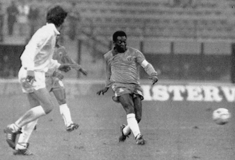 Legendarny Brazylijczyk Pele (P) podczas meczu swojej reprezentacji z gwiazdami światowego futbolu zorganizowanego z racji 50. urodzin gwiazdy, na stadionie w Mediolanie - 31. 10. 1990 r. PAP-ARCHIWUM