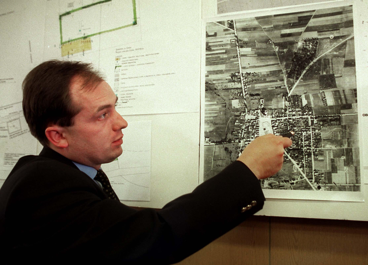 WARSZAWA, 28.03.2001 Rada Ochrony Pamięci Walk i Męczeństwa ustaliła dokładne miejsce w Jedwabnem, w którym stała stodoła, gdzie spalono mieszkających w tej miejscowości Żydów. Poinformował o tym w środę podczas konferencji prasowej Andrzej Przewoźnik (na zdjęciu), sekretarz generalny Rady Ochrony Pamięci Walk i Męczeństwa.Fot. PAP/Tomasz Gzell