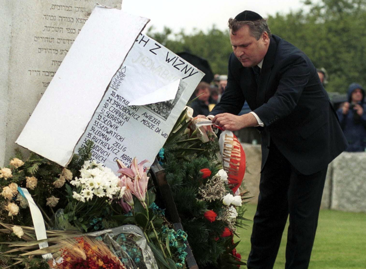 Jedwabne,10.07.2001r. Uroczystości żałobne w 60. rocznicę pogromu Żydów. N/z: prezydent Aleksander Kawaśniewski podczas składania wieńca. Fot. PAP/Adam Tuchliński