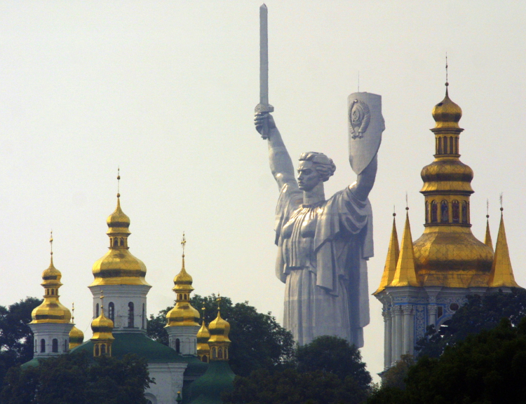 Kijów, Ukraina, 28.08.2001. 100-metorwy monument symbolizujący zwycięstwo w II Wojnie Światowej górujący nad kijowską Ławrą Peczerską. Fot. PAP/EPA SERGEI SUPINSKY