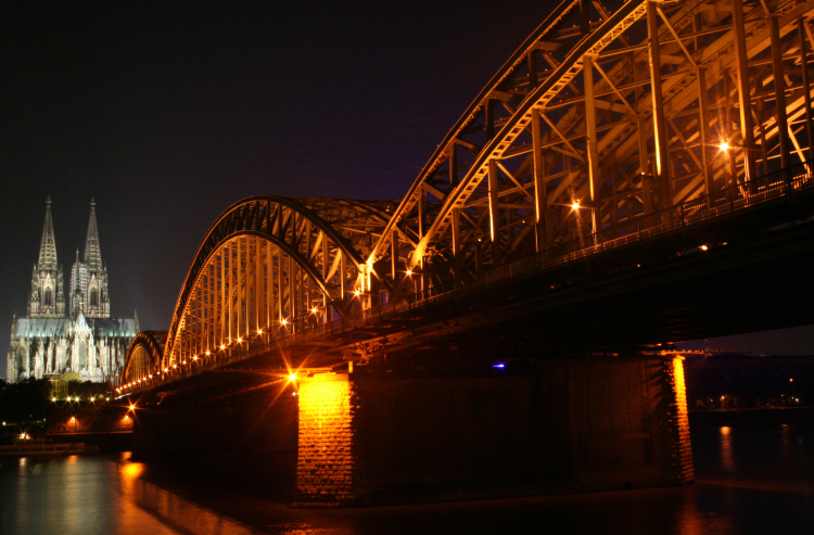 Katedra w Kolonii za mostem 'Deutzer Bruecke' na rzece Ren. Fot. PAP/Piotr Zaborny