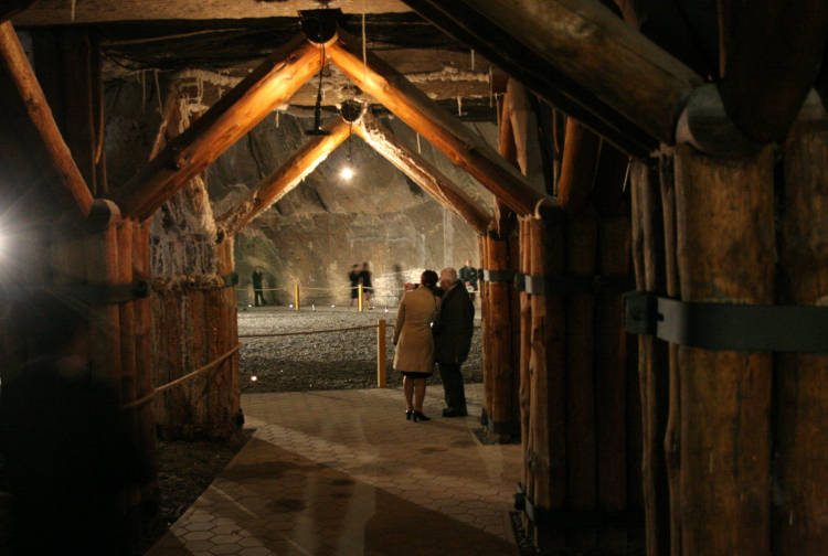 Wieliczka, 20.04.2006 r. Odrestaurowana komora Maria Teresa II w kopalni soli w Wieliczce. Fot. PAP/Jacek Bednarczyk