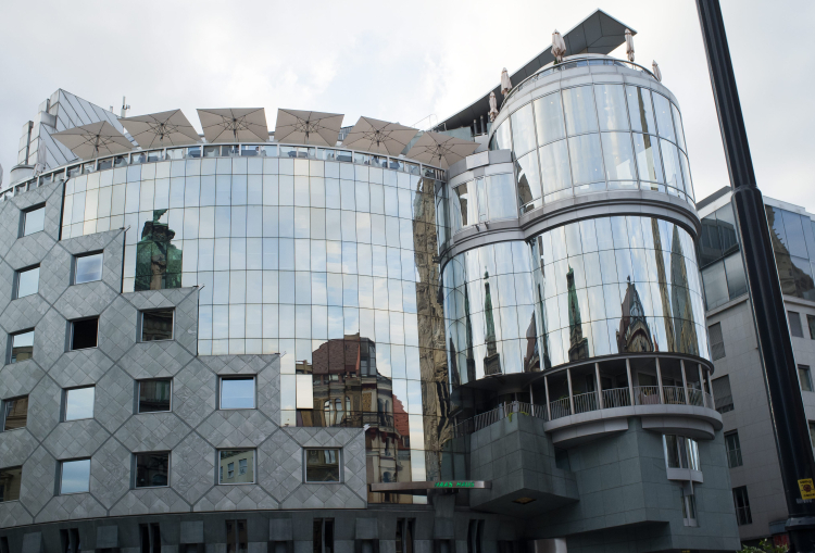 Odbicie w okna budynku katedry Świętego Szczepana Męczennika na Stephansplatz w centrum Wiednia. Fot. PAP/Grzegorz Michałowski