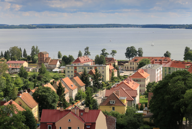 Panorama miasta i widok na jezioro Niegocin, z wieży ciśnień, 2014 r. Fot. PAP/Tomasz Waszczuk