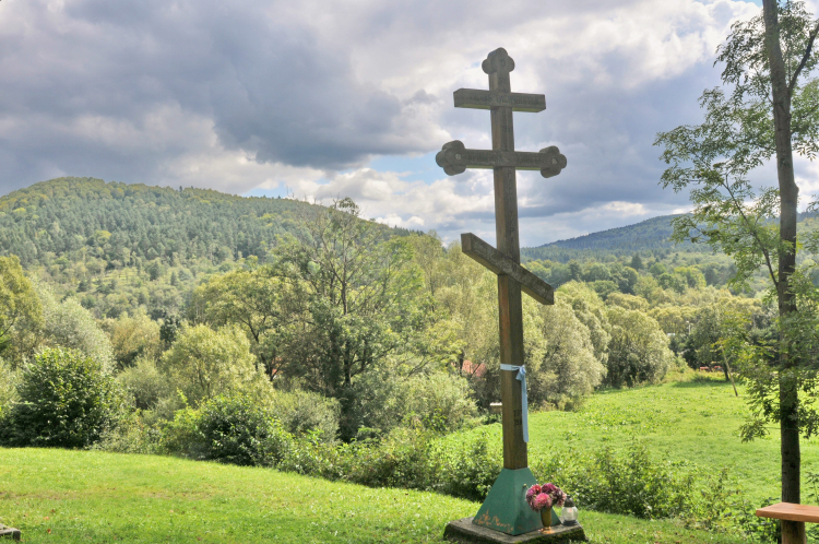 Krzyż przy cerkwi w Szczawnem. Fot. PAP/Waldemar Maluga