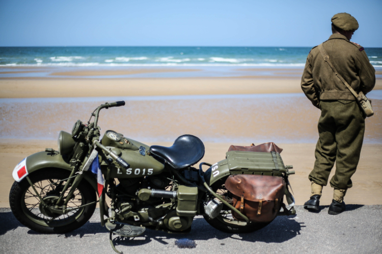Normandia, Francja, 4.06.2015 r. Grupy rekonstrukcyjne podczas akcji "Plaża Omaha". Inscenizacja zorganizowana została z okazji zakończenia II Wojny Światowej i lądowania Aliantów w Normandii przez Wargaming, fundację World War II Fundation oraz War History Online. Fot. PAP/Leszek Szymański
