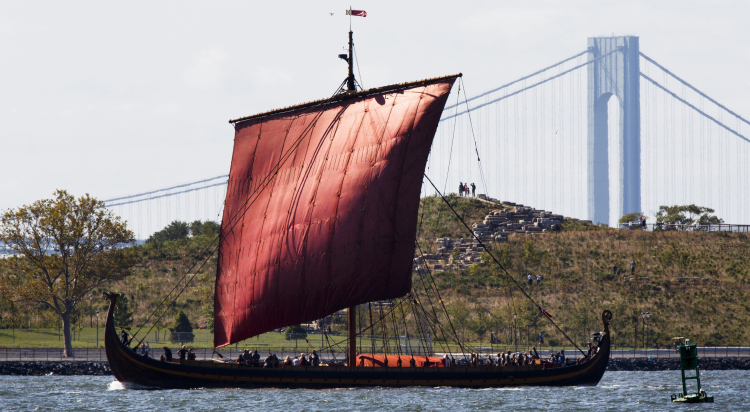 Draken Harald Haarfagre podczas rejsu do Nowego Jorku. Okręt został wykorzystany na planie filmu Christophera Nolana Odyseja. Fot. PAP/EPA/Justin Lane