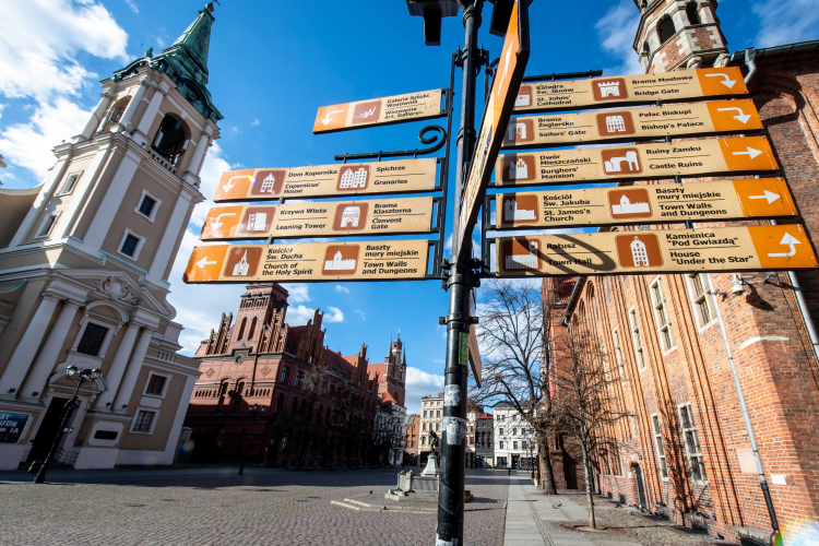 Kościół akademicki pw. Świętego Ducha (L) i Ratusz Staromiejski (P), 22 bm. na Rynku Staromiejskim w Toruniu. Fot. PAP/Tytus Żmijewski