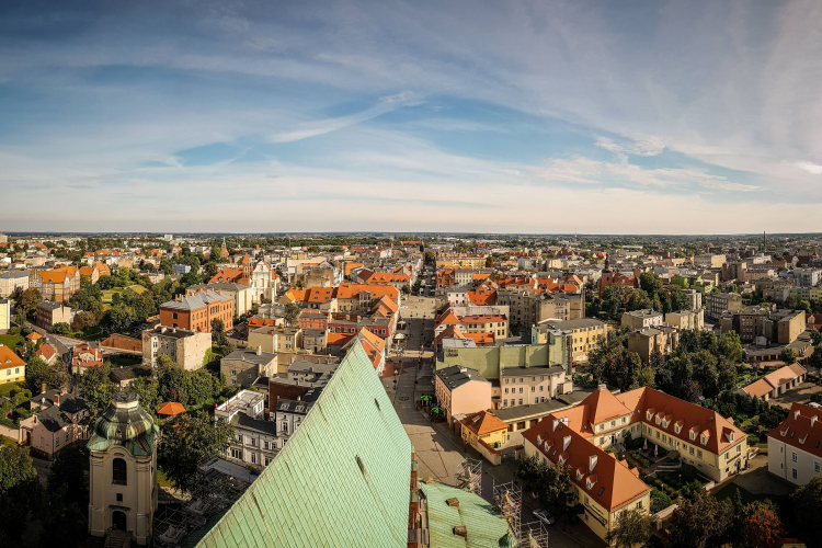 Gniezno, 20.09.2020 r. Panorama miasta z tarasu widokowego Bazyliki prymasowskiej Wniebowzięcia Najświętszej Maryi Panny w Gnieźnie. Fot. PAP/Archiwum Kalbar