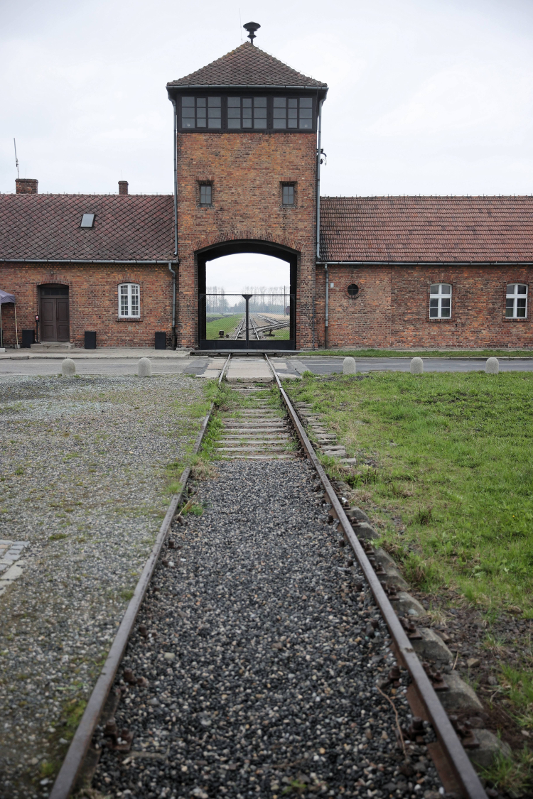 Oświęcim, 22.04.2021 r. Brama główna byłego obozu koncentracyjnego Birkenau w Oświęcimiu. Fot. PAP/Łukasz Gągulski