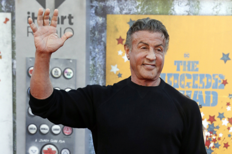 Amerykański aktor Sylvester Stallone pozuje na czerwonym dywanie przed światową premierą filmu DC „The Suicide Squad” w Regency Village Theatre w Los Angeles w Kalifornii w USA, 2 sierpnia 2021 r. Fot. EPA/CAROLINE BREHMAN Strona: PAP/EPA