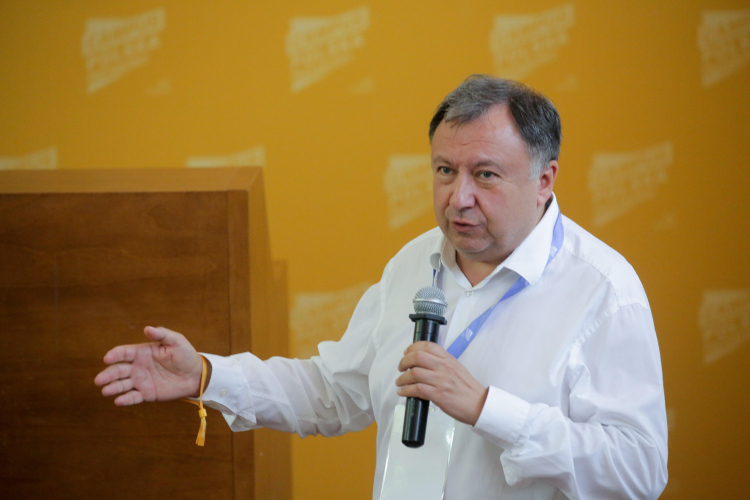 Olsztyn, 27.08.2022 r. Ukraiński dziennikarz i poseł Mykoła Kniażycki podczas debaty "Nasz nowy świat po wojnie. Polska z Ukrainą. Razem w UE? Nowy traktat?" w ramach drugiej edycji Campusu Polska Przyszłości w Olsztynie. Fot. PAP/Tomasz Waszczuk
