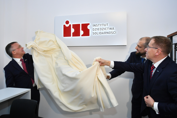 Gdańsk, 29.11.2022. Sekretarz stanu w Ministerstwie Kultury i Dziedzictwa Narodowego Jarosław Sellin (L), dyrektor Instytutu Dziedzictwa Solidarności Mateusz Smolana (2P) i zastępca przewodniczącego i skarbnik KK NSZZ Solidarność Jerzy Jaworski (P) podczas uroczystości otwarcia siedziby Instytutu Dziedzictwa Solidarności w Gdańsku. Fot. PAP/Adam Warżawa