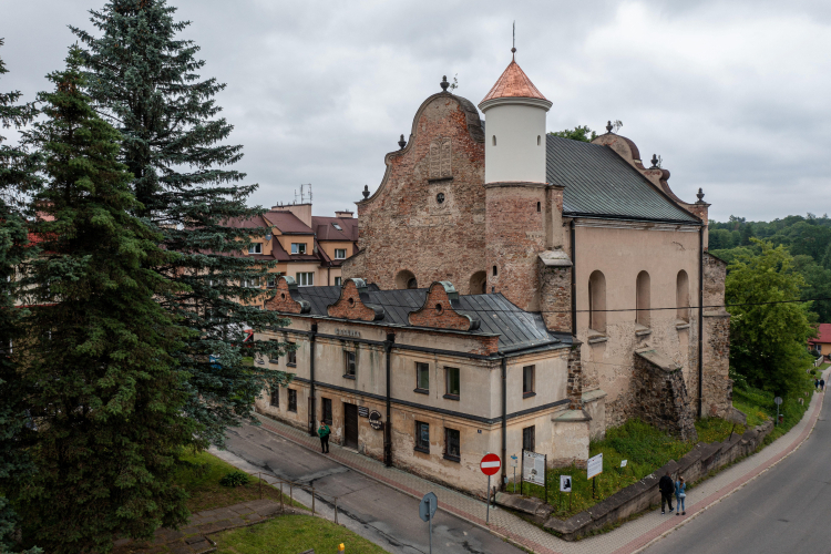 Datowana na XVII wiek synagoga w Lesku, 2023 r. Fot. PAP/Darek Delmanowicz