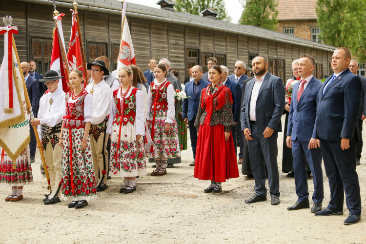 Oświęcim, 14.06.2024 r. Dyrektor Centrum Historii i Kultury Romów w Oświęcimiu Władysław Kwiatkowski (trzeci od prawej) podczas upamiętnienia pod Ścianą Śmierci na terenie byłego nazistowskiego obozu koncentracyjnego Auschwitz w Oświęcimiu. Fot. PAP/Jarek Praszkiewicz