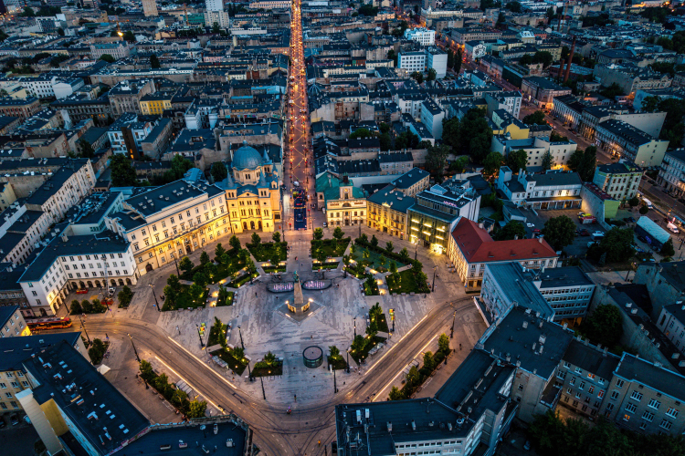 Łódź - plac Wolności i wybiegająca z niego ul. Piotrkowska. Fot. Grzegorz Michałowski (PAP)