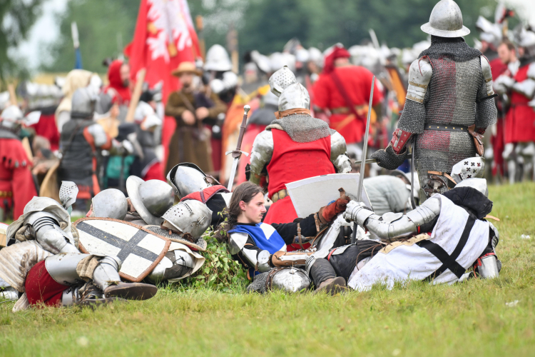 Miłośnicy historii w strojach średniowiecznych rycerzy przed inscenizacją - rekonstrukcją bitwy pod Grunwaldem. Fot. PAP/Andrzej Jackowski