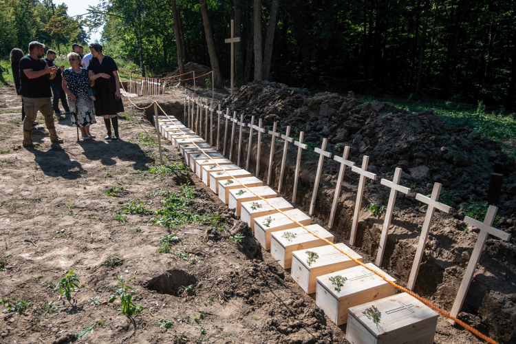 Puźniki, Ukraina, 6.09.2025 r. Pogrzeb ekshumowanych szczątków polskich ofiar zbrodni wołyńskiej na terenie dawnej wsi Puźniki w dzisiejszym obwodzie tarnopolskim na zachodzie Ukrainy. Fot. PAP/Vladyslav Musiienko