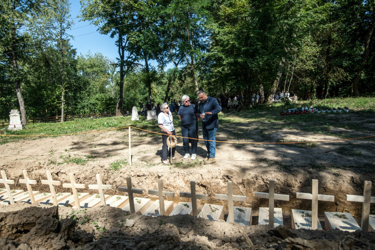 Puźniki, Ukraina, 06.09.2025. Pogrzeb ekshumowanych szczątków polskich ofiar zbrodni wołyńskiej na terenie dawnej wsi Puźniki w dzisiejszym obwodzie tarnopolskim na zachodzie Ukrainy. Fot. PAP/Vladyslav Musiienko