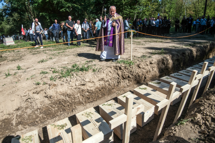 Puźniki, Ukraina, 06.09.2025 r. Pogrzeb ekshumowanych szczątków polskich ofiar zbrodni wołyńskiej na terenie dawnej wsi Puźniki w dzisiejszym obwodzie tarnopolskim na zachodzie Ukrainy. Fot. PAP/Vladyslav Musiienko