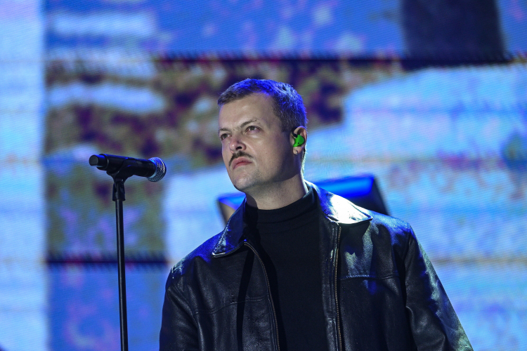 Błażej Król podczas koncertu "Wspólna Niepodległa" 11 listopada 2025 r. Fot. Marcin Obara/PAP 