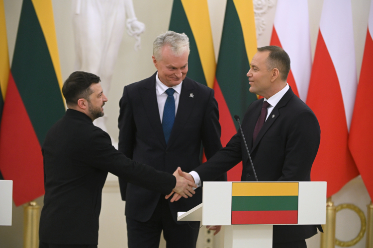 Wilno, Litwa, 25.01.2026 r. Od lewej: prezydent Ukrainy Wołodymyr Zełenski, prezydent Republiki Litewskiej Gitanas Nauseda i prezydent RP Karol Nawrocki podczas spotkania z przedstawicielami mediów w Pałacu Prezydenckim w Wilnie. Fot. PAP/Marcin Obara