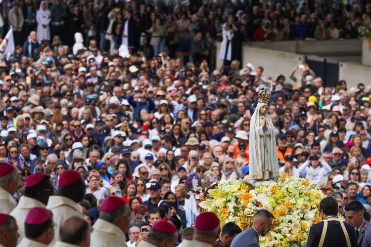 Pielgrzymi w sanktuarium Matki Boskiej w Fatimie. Fot. PAP/EPA/PAULO CUNHA