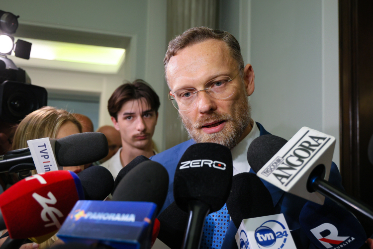  Szef KPRP Zbigniew Bogucki (P) podczas wypowiedzi dla mediów w Sejmie w Warszawie. Fot. PAP/Paweł Supernak