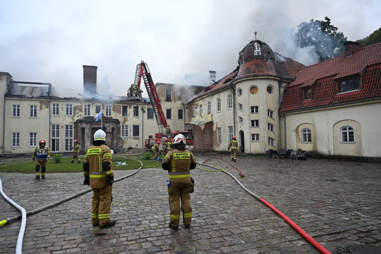 Pożar dachu XIX-wiecznego neobarokowego pałacu w Wietrznie. Fot. PAP/Piotr Kowala 