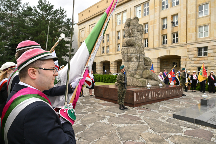 Uroczystości przed pomnikiem Martyrologii Profesorów Lwowskich przy pl. Grunwaldzkim we Wrocławiu. Fot. PAP/Maciej Kulczyński
