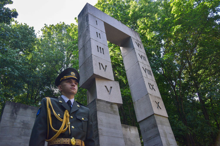 Uroczystość przed pomnikiem na Wzgórzach Wuleckich we Lwowie, 4 bm. w ramach obchodów 85. rocznicy rozstrzelania polskich profesorów przez hitlerowców w lipcu 1941 r. Fot. PAP/Vitaliy Hrabar