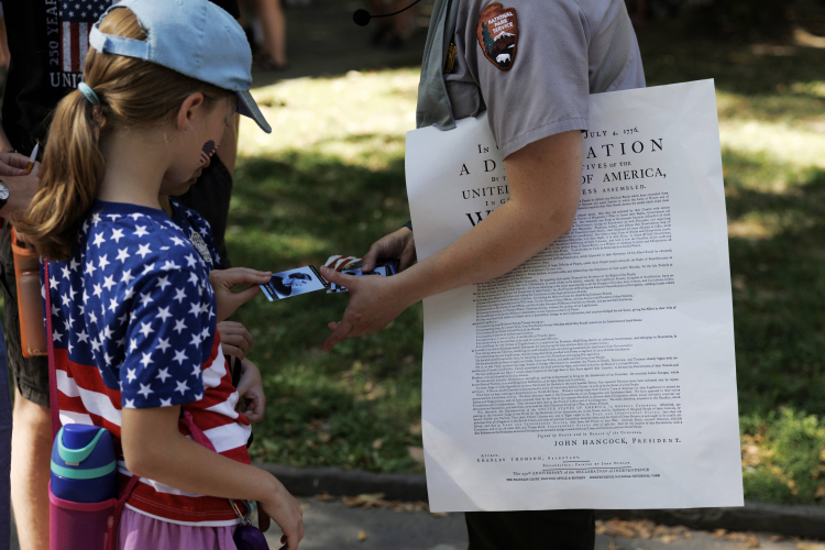 Członek US National Park Service trzyma kopię Deklaracji Niepodległości, rozdając prezenty dzieciom w Independence Hall w Filadelfii, w stanie Pensylwania, w USA, 4 lipca 2026 r. Stany Zjednoczone obchodzą w 2026 r. Fot. EPA/WILL OLIVER Strona: PAP/EPA.