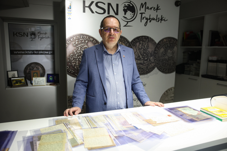 Właściciel Krakowskiego Salonu Numizmatycznego Marek Trybulski podczas prezentacji zbioru dokumentów, listów i kart pocztowych należących do więźnia niemieckich obozów koncentracyjnych. Fot. PAP/Łukasz Gągulski