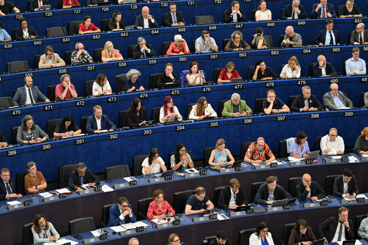 Europosłowie na sali obrad Parlamentu Europejskiego w Strasburgu w trakcie debaty na temat postępów w procesie akcesyjnym Ukrainy. Fot. PAP/Wiktor Dąbkowski