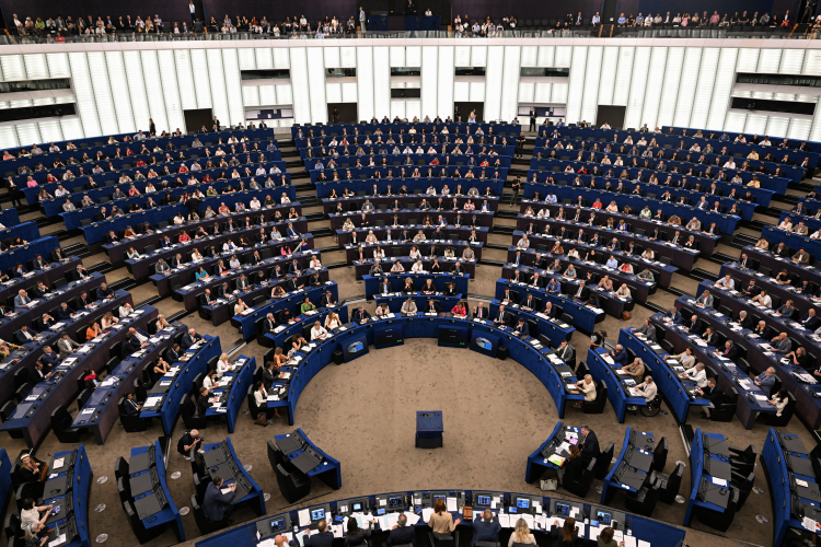 Europosłowie na sali obrad Parlamentu Europejskiego w Strasburgu w trakcie debaty na temat postępów w procesie akcesyjnym Ukrainy. Fot. PAP/Wiktor Dąbkowski