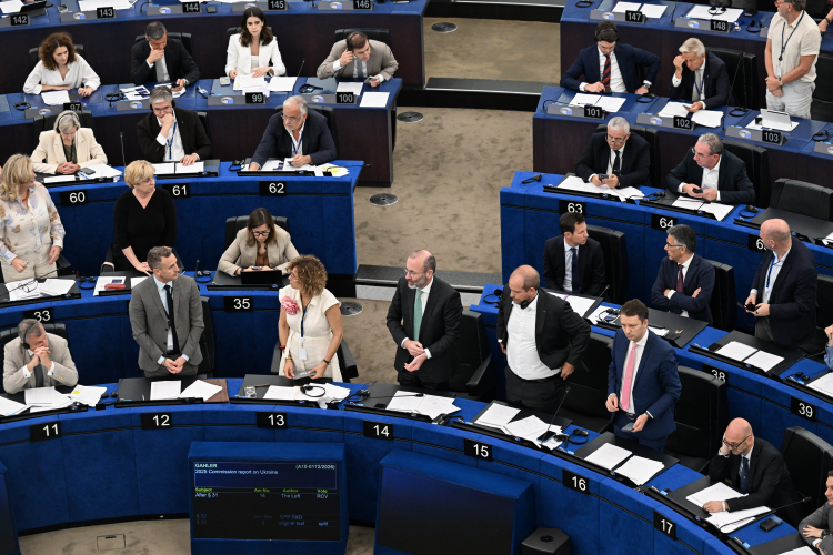 Europoseł Andrzej Halicki (miejsce nr 11) na sali obrad Parlamentu Europejskiego w Strasburgu. PE głosuje nad rezolucją na temat postępów w procesie akcesyjnym Ukrainy. Fot. PAP/Wiktor Dąbkowski