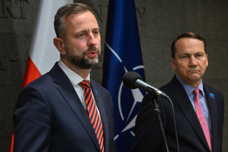Wicepremierzy: minister obrony narodowej Władysław Kosiniak-Kamysz oraz minister spraw zagranicznych Radosław Sikorski po powrocie ze szczytu Sojuszu Północnoatlantyckiego w Ankarze. Fot PAP/Piotr Nowak